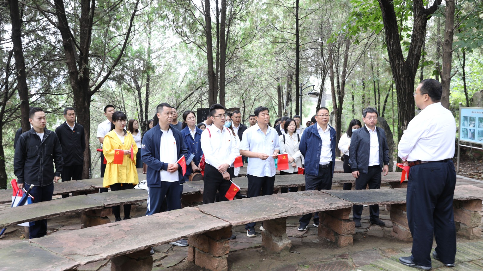 讲话.jpg 讲话.jpg